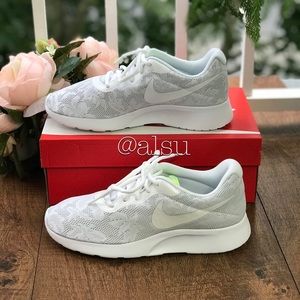 wmns nike tanjun eng